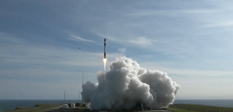 Компактная ракета Electron компании Rocket Lab совершила свой первый коммерческий полёт