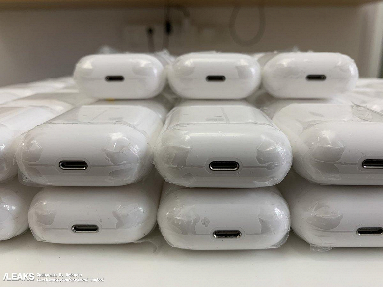 Фото дня: беспроводные наушники Apple AirPods 2 и футляр для их зарядки