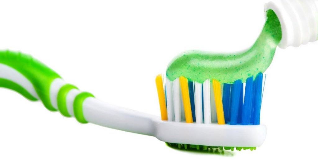 17 забавных и полезных применений зубной пасты: бытовые хитрости