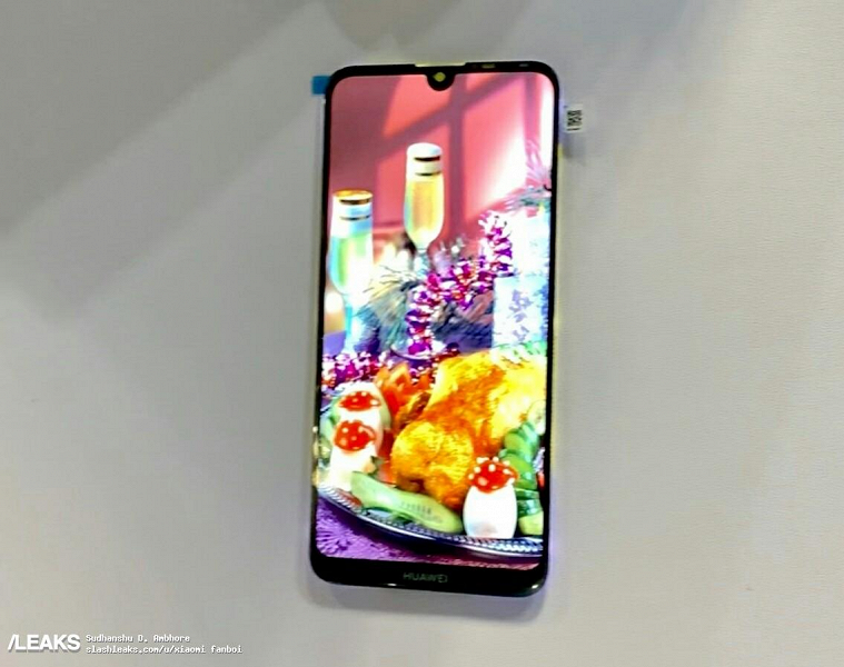 Появились фотографии экрана смартфона Huawei с полукруглым вырезом
