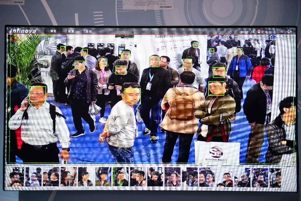 Китайская система распознавания лиц посчитала изображение человека на автобусе нарушителем ПДД - 2