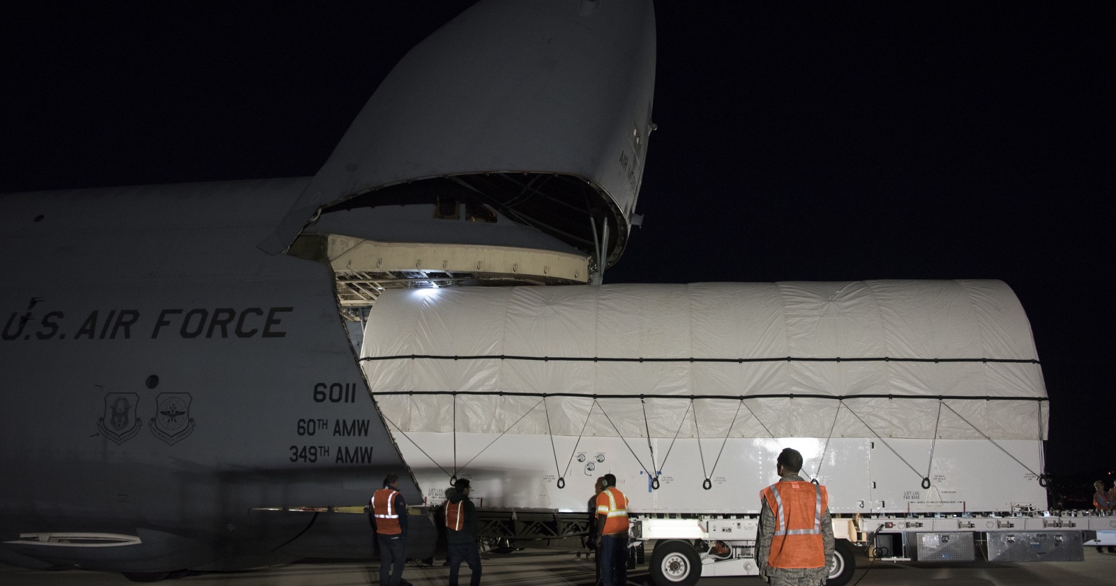 Как на самолетах перевозят по-настоящему большие спутники?