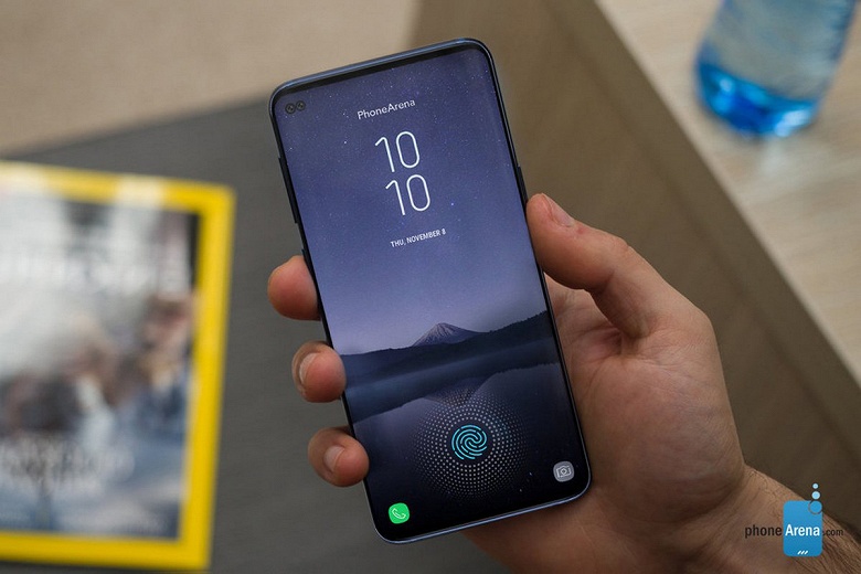Смартфон Samsung Galaxy S10+ будет отличаться от младших версий другой формой отверстия в экране
