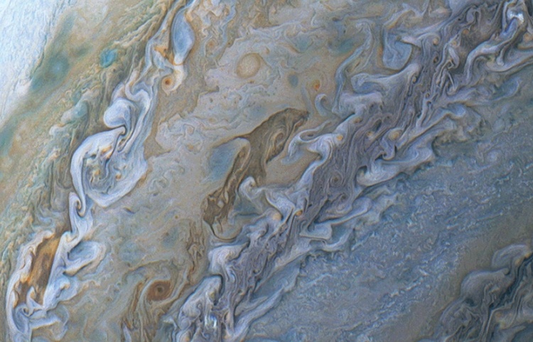 Фото дня: дельфин в атмосфере Юпитера