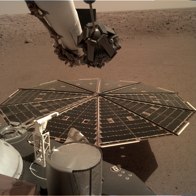 Фото дня: марсианский зонд InSight расправляет роботизированную «руку»