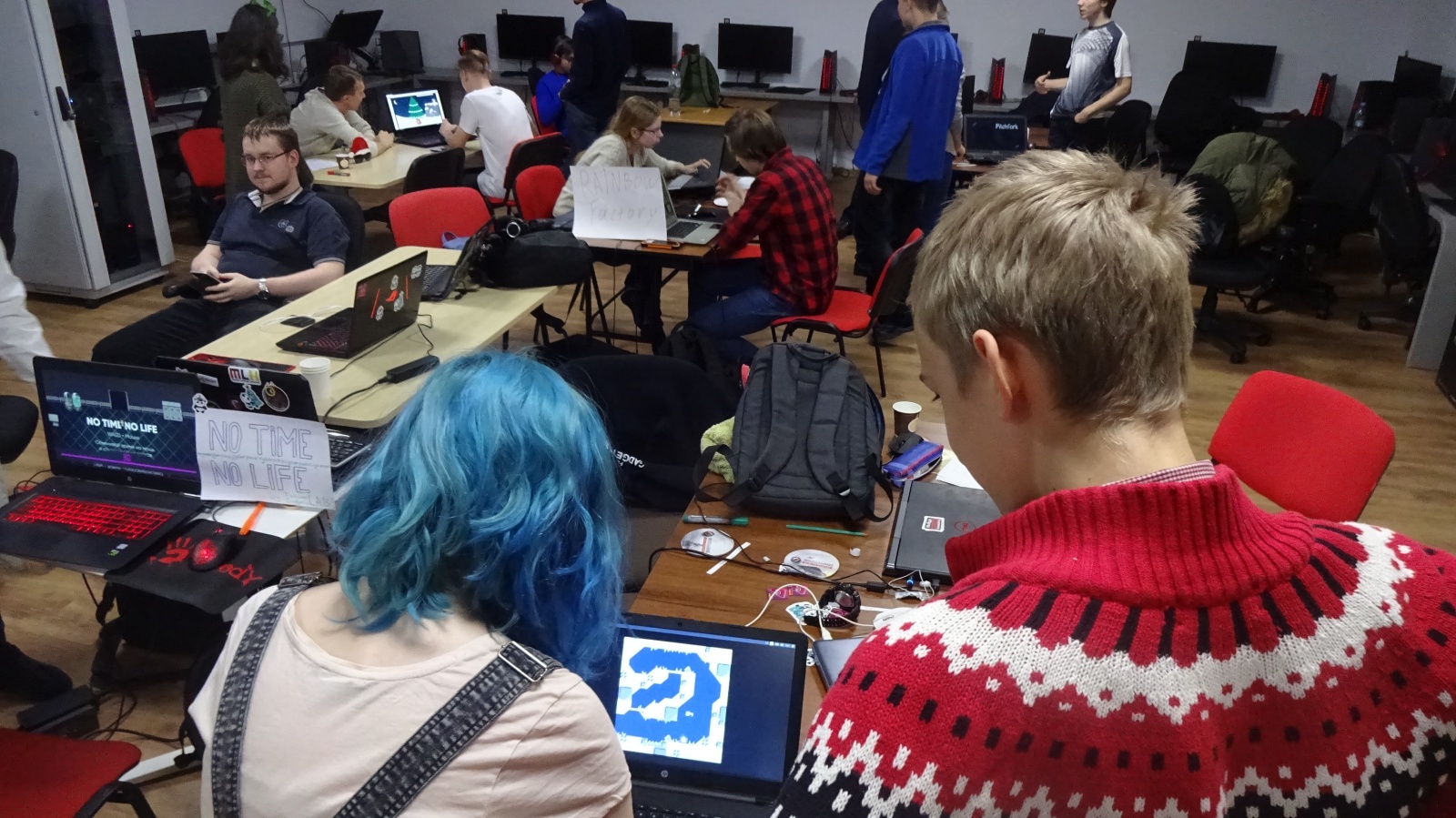 Участники облепили ноутбук с запущенной игрой Jlim - игрой, запускаемой на той самой PICO-8