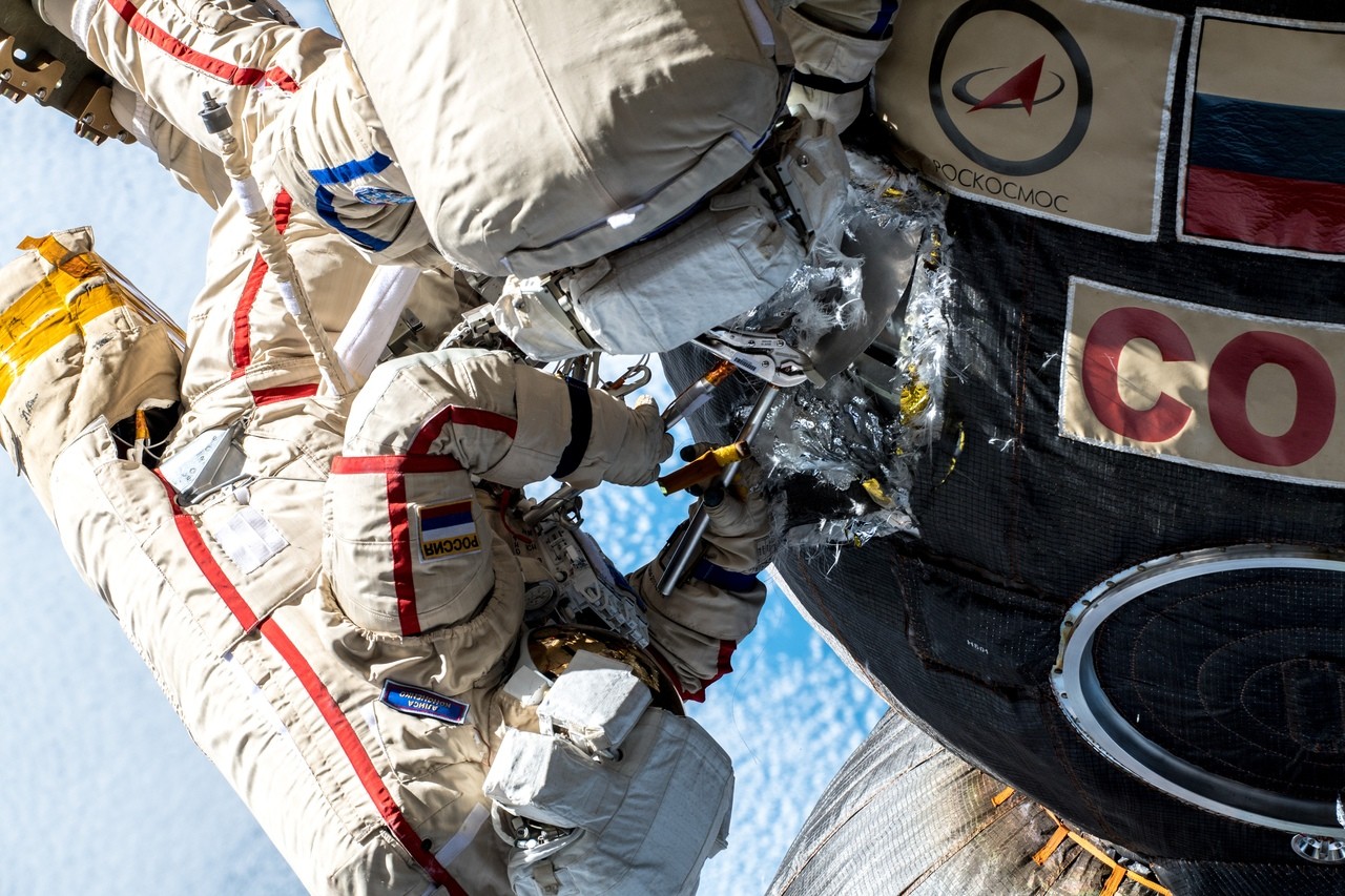 Шутки о недавнем выходе космонавтов в открытый космос - 1