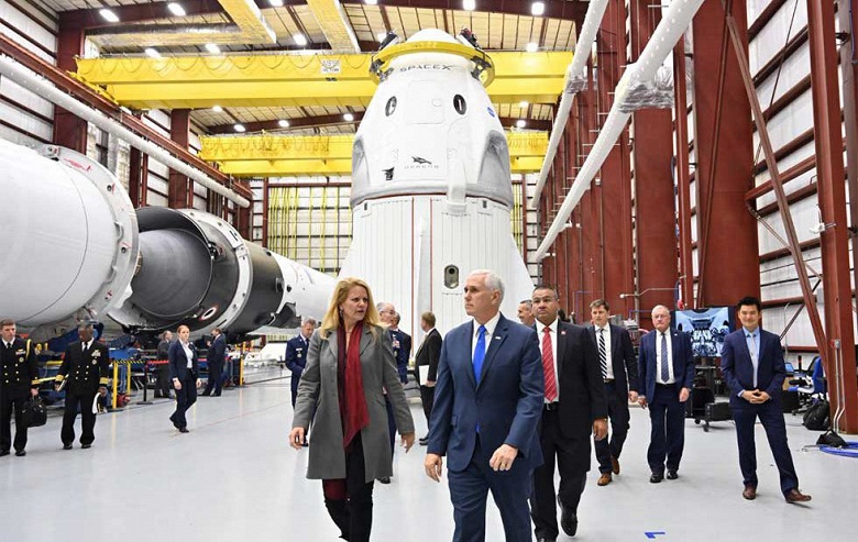 SpaceX показала новый космический корабль Crew Dragon. Первый полёт намечен на январь