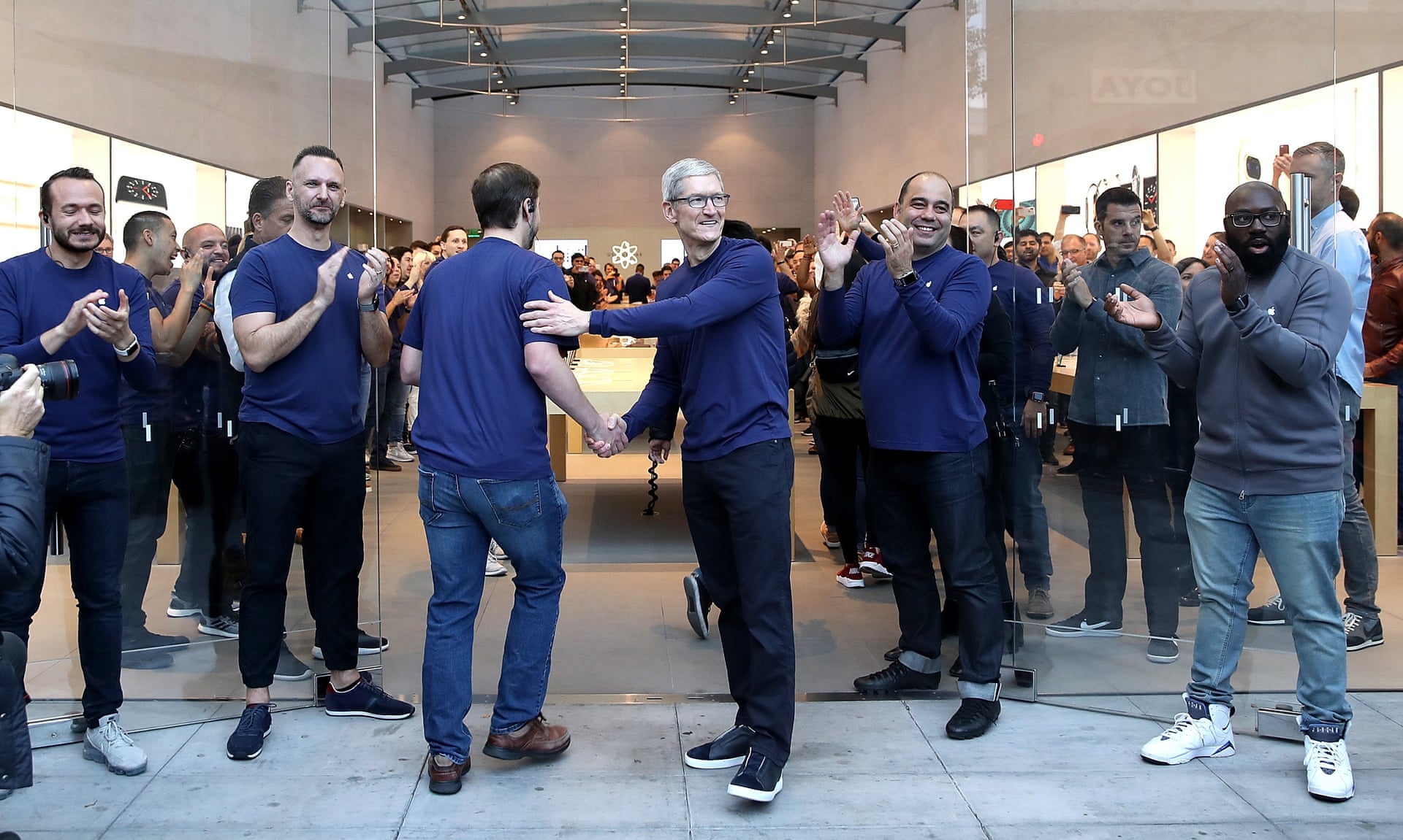 Аплодисменты и одобрительные возгласы: тщательно управляемая драма в магазинах Apple - 2