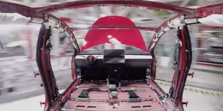 Видео: сборка электромобиля Tesla Model 3 от начала до полной готовности