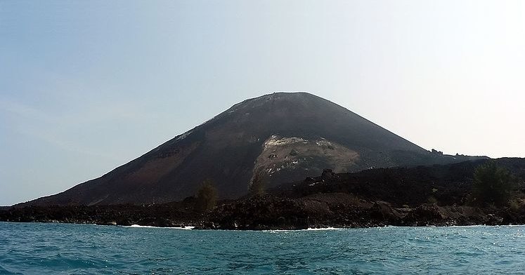 Вулкан Анак-Кракатау стал меньше в четыре раза после извержения
