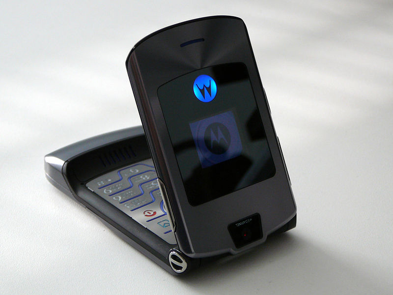 Легендарный Motorola RAZR готовятся возродить в виде складного смартфона