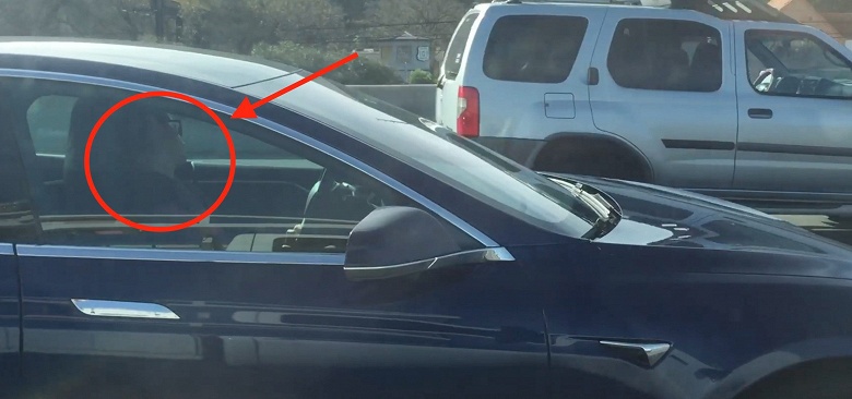 Сила автопилота: водитель Tesla уснул за рулём, пока его машина продолжала двигаться в потоке