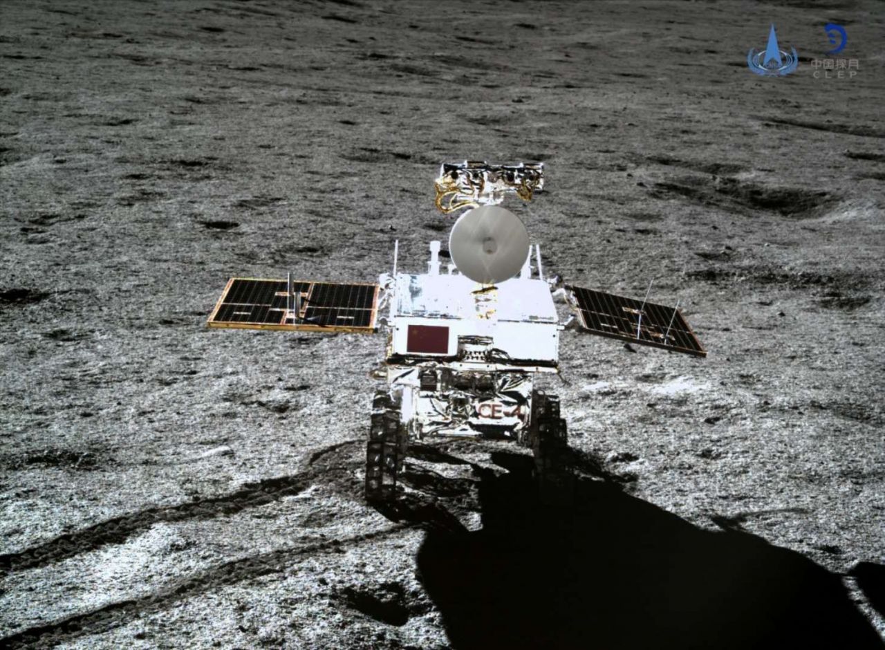 Видео процесса спуска ровера «Юйту-2», его первые метры по поверхности Луны. Двухнедельный сон на Луне закончен - 1