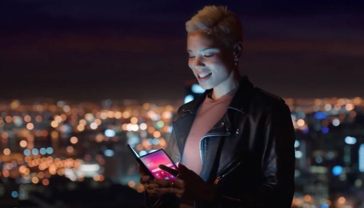 Складной смартфон Samsung засветился в тизерном видео
