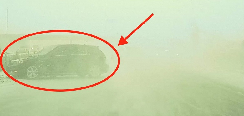 Видео дня: Tesla Model 3 избежала ДТП, сквозь снегопад разглядев опасность раньше водителя