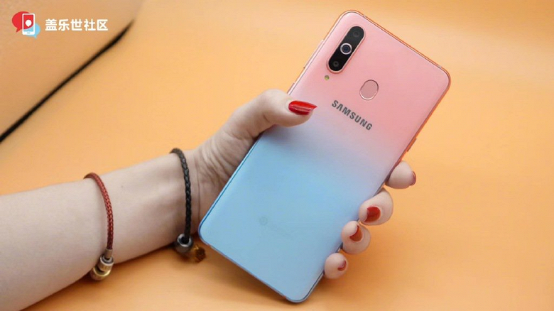 Смартфон Samsung Galaxy A8s Female Edition красуется на качественных фото