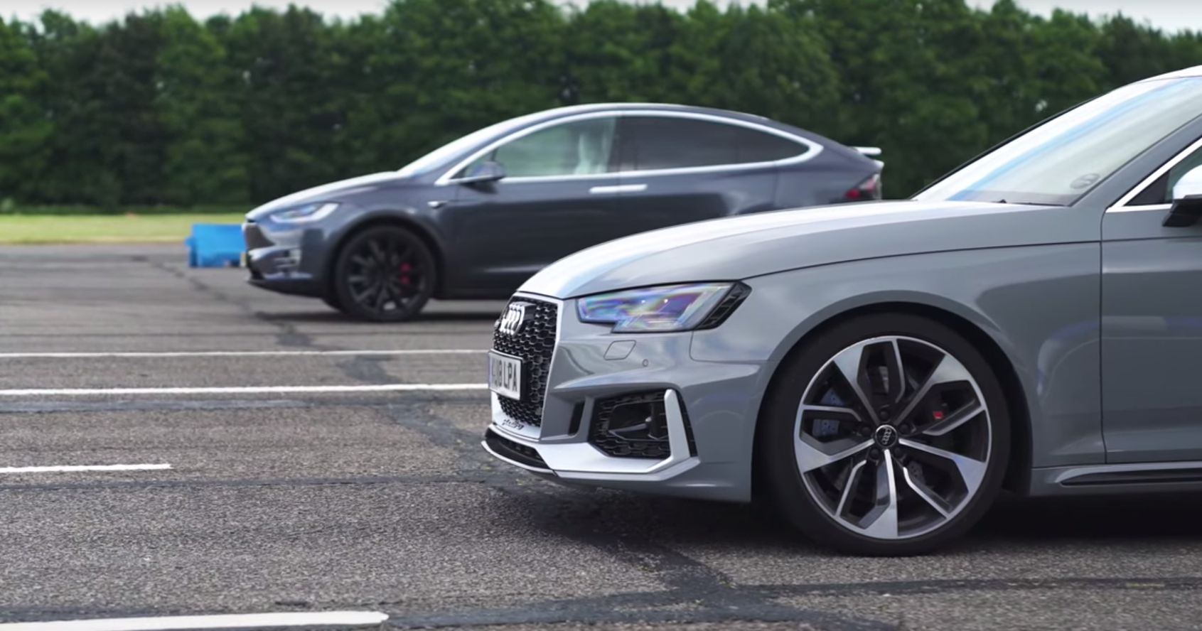 Audi RS4 выставили против Tesla Model X