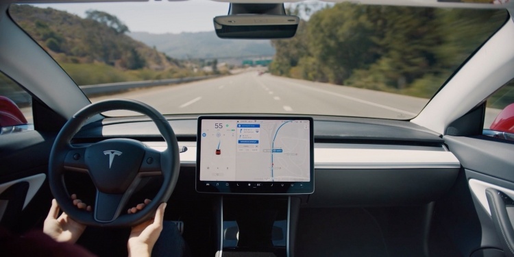 Электромобиль Tesla Model 3 поставляется в Европу с отключённым автопилотом