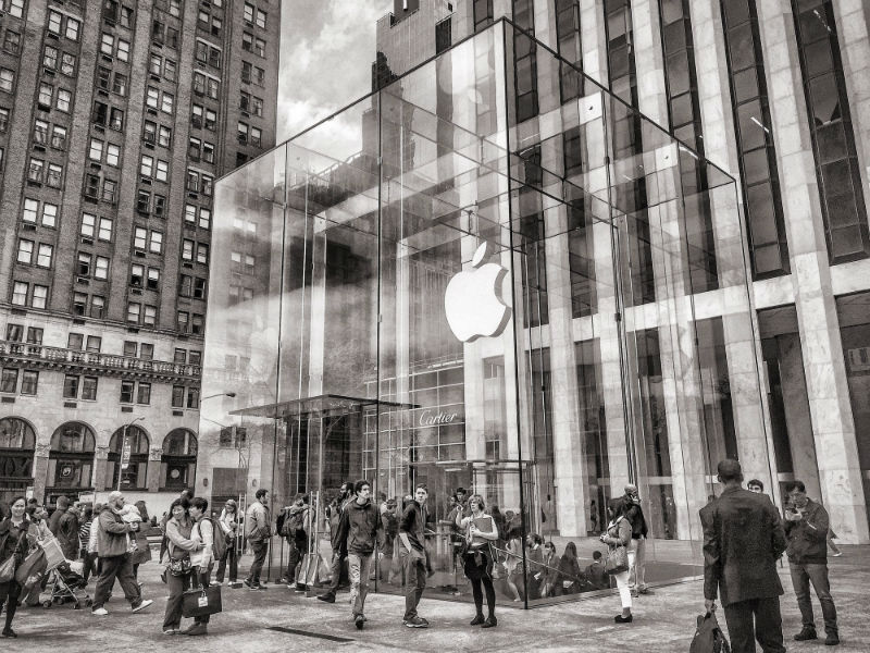 Топ-менеджера Apple обвинили в инсайдерской торговле. Он должен был с ней бороться - 1