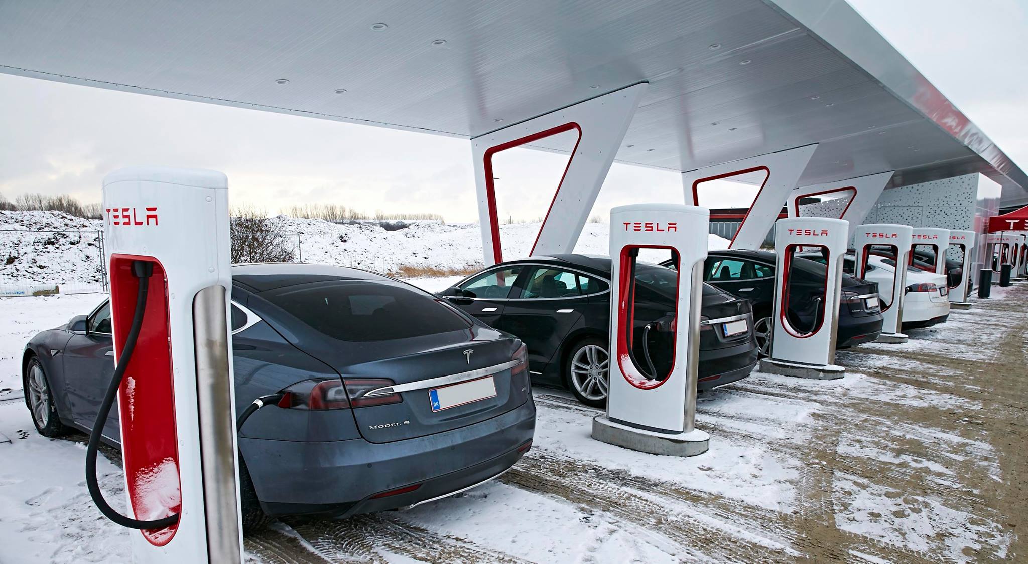 Новые зарядные станции от Tesla: заряжают батарею на 120 км хода за 5 мин - 4