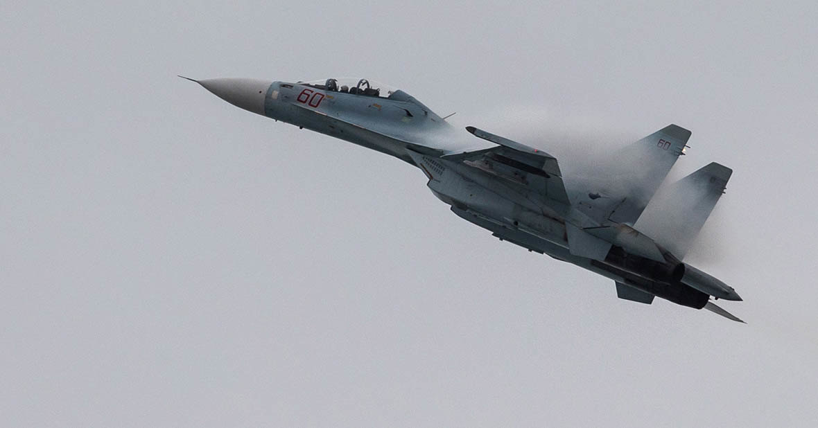 Су-27 перехватил американского разведчика: видео