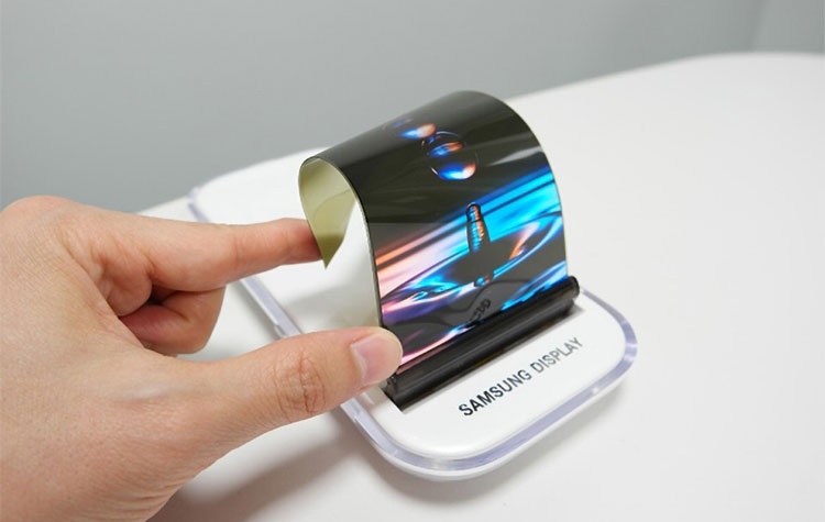 Патент Samsung: компактная «раскладушка» с гибким экраном наружу и сложной петлёй