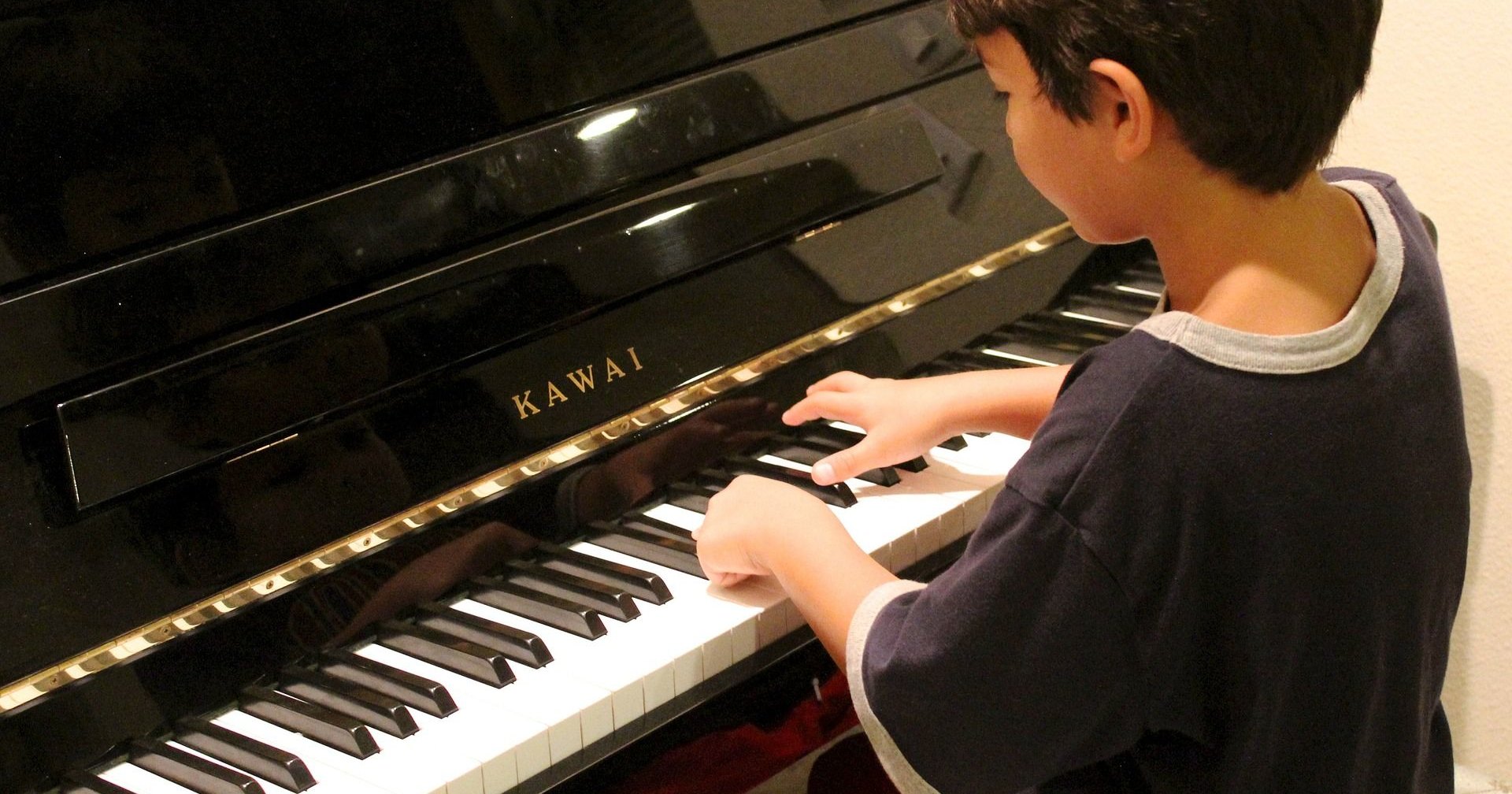Полуслепой шестилетний мальчик играет «Богемскую рапсодию»