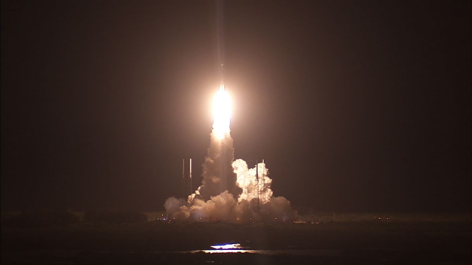Зачем ровно 4 года назад NASA прострелила ночное небо мыса Канаверал ракетой Atlas V? - 1