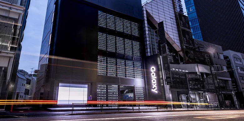 Фасад самого большого в мире магазина Samsung освещают смартфоны Samsung Galaxy