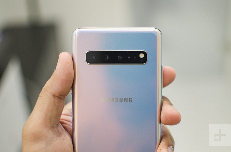 25-ваттное зарядное устройство для Samsung Galaxy S10 5G , A70 и A90 показано вживую