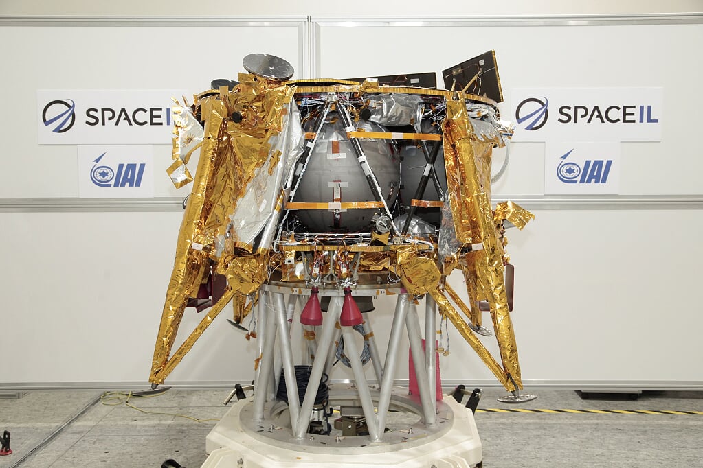 Лунная миссия «Берешит» — 4 апреля 2019 совершен переход на лунную орбиту, впереди 7 дней полета, 6 маневров и 1 посадка - 2