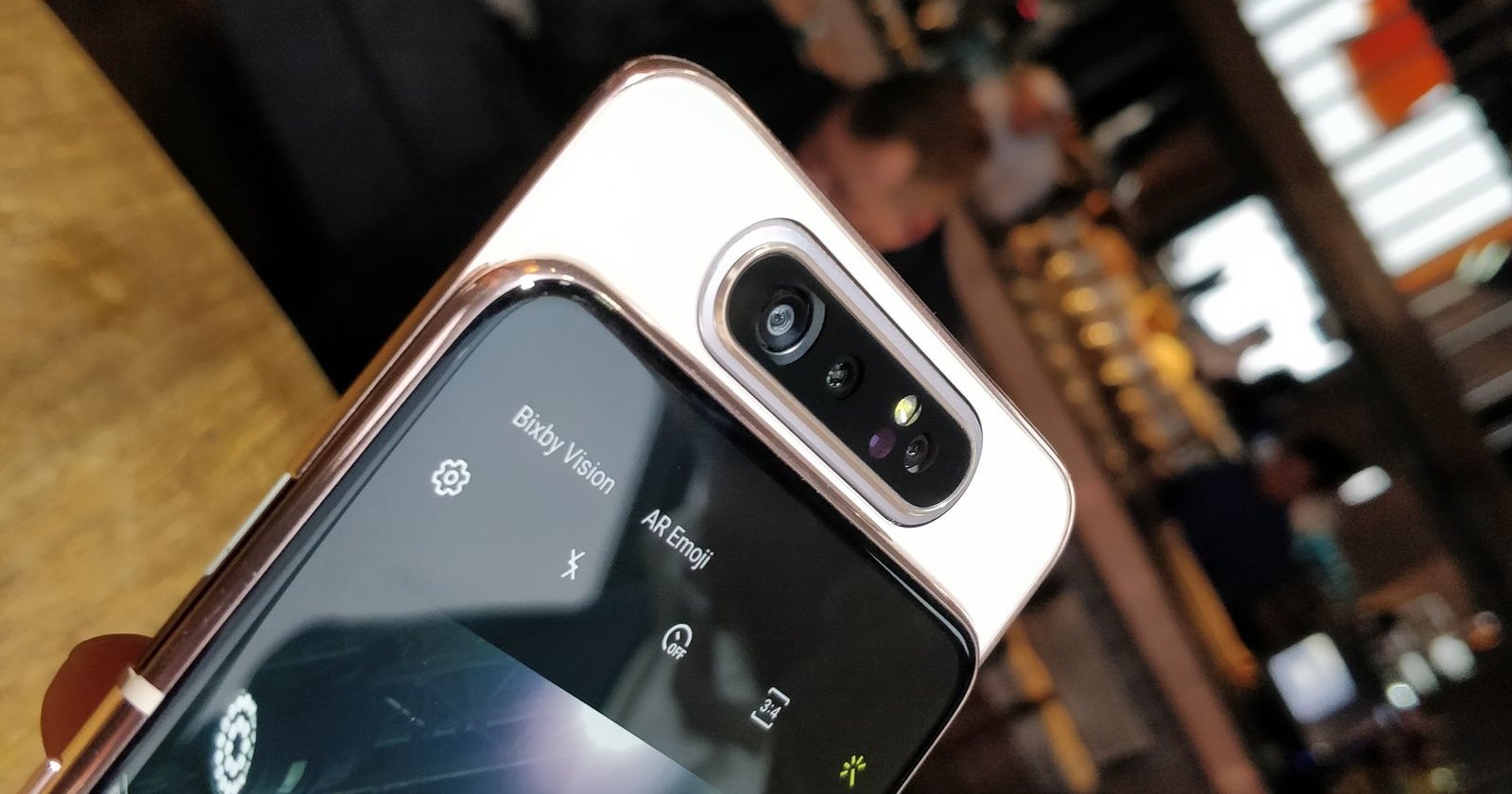 Samsung представил смартфон, камера которого делает подъем с переворотом