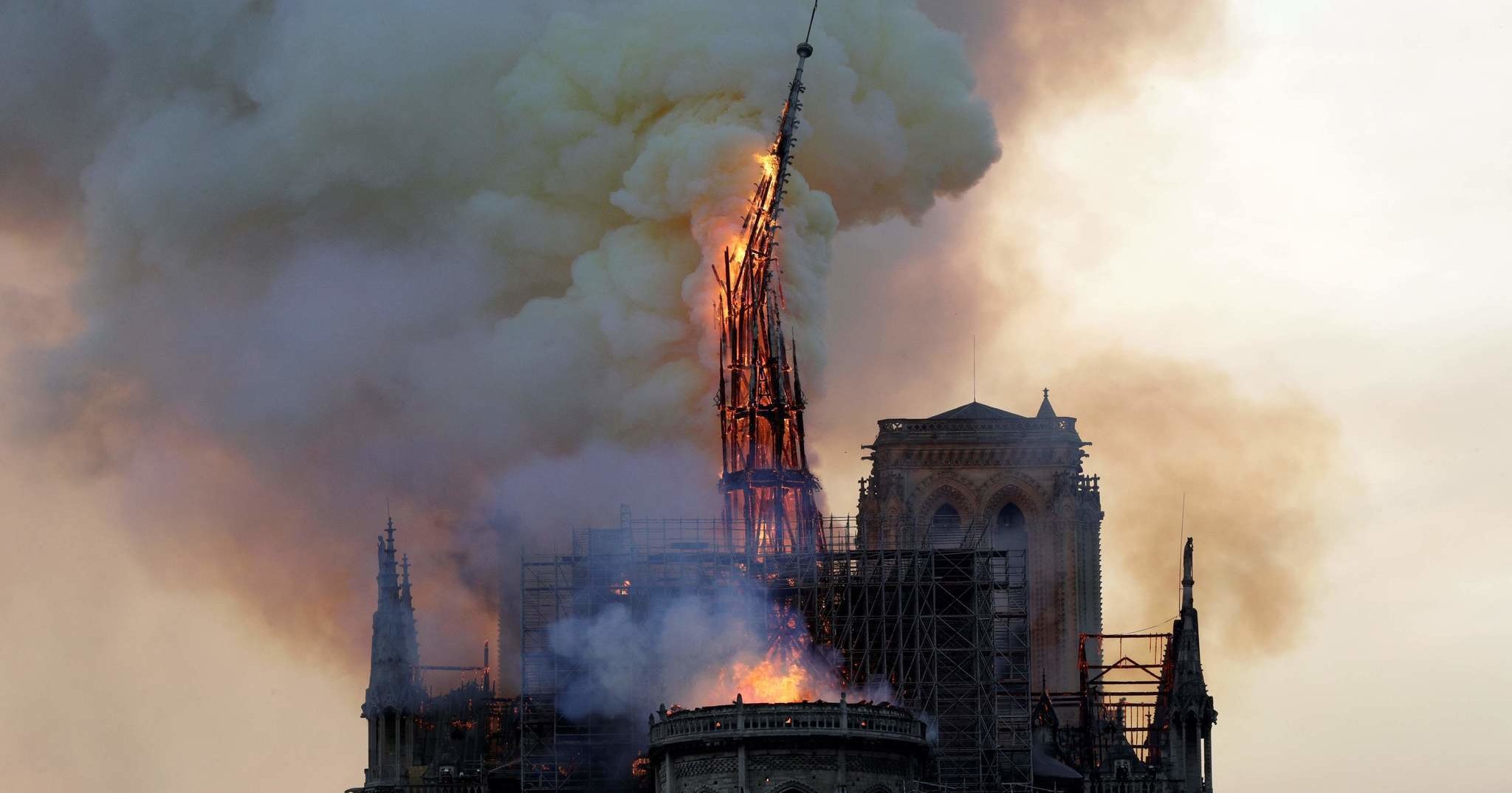 В Париже сгорел Нотр-Дам