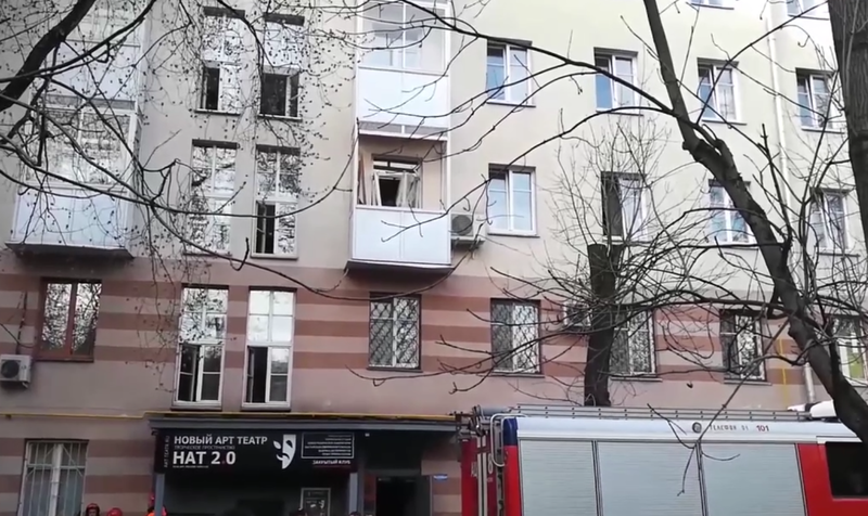 Взрыв электросамоката в Москве выбил окно и проломил стену