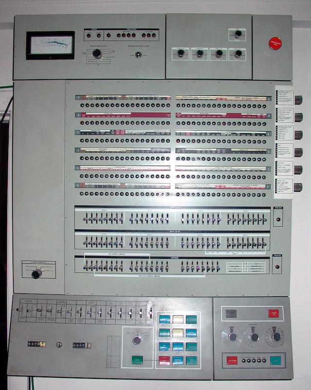 55 лет спустя: культовые консоли легендарных мейнфреймов IBM System-360 - 18
