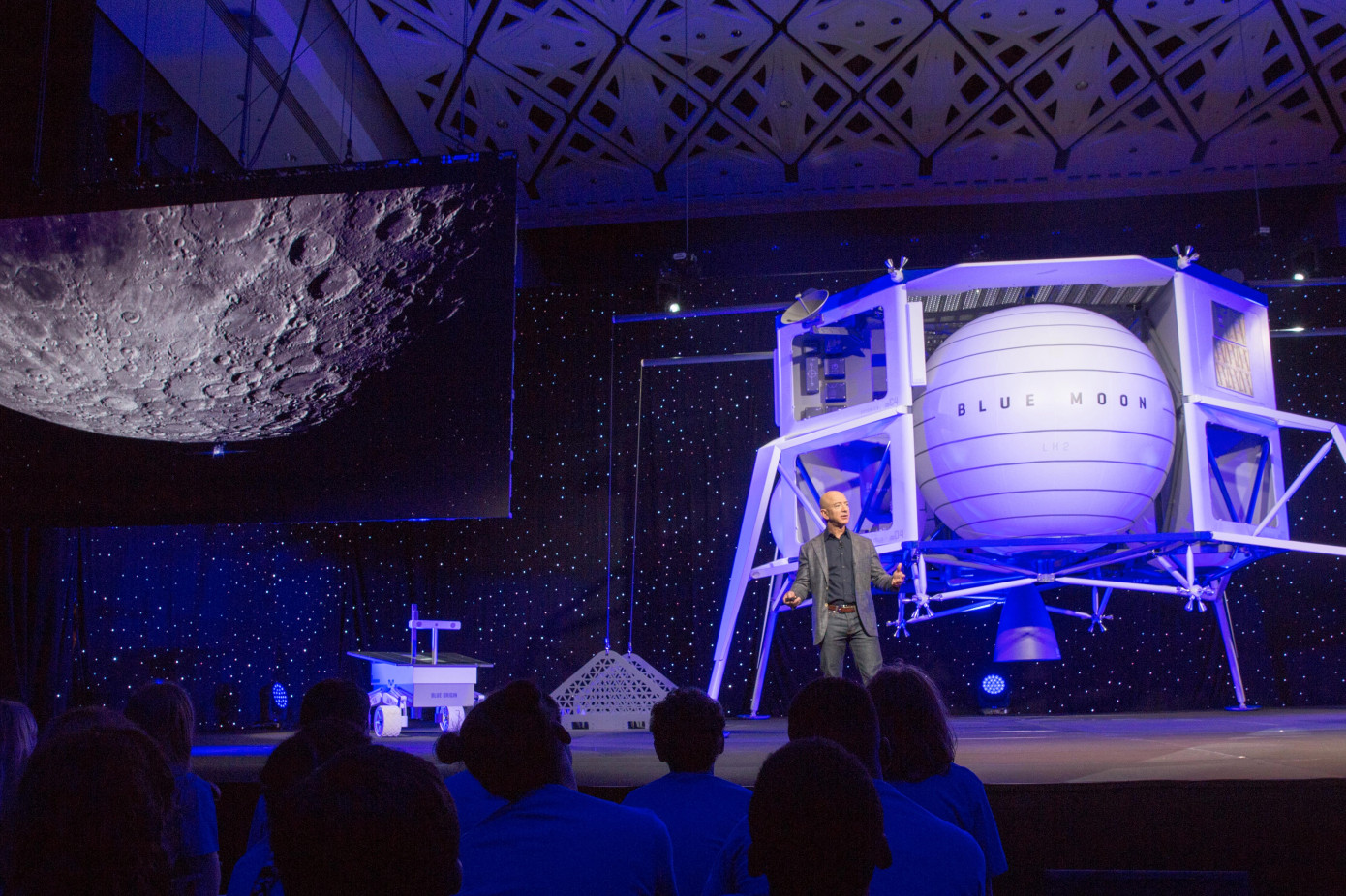 Джефф Безос объявил о планах покорения Луны - 1