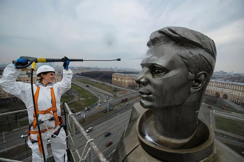 Памятник Юрию Гагарину в Москве помыли с помощью оборудования «Керхер»