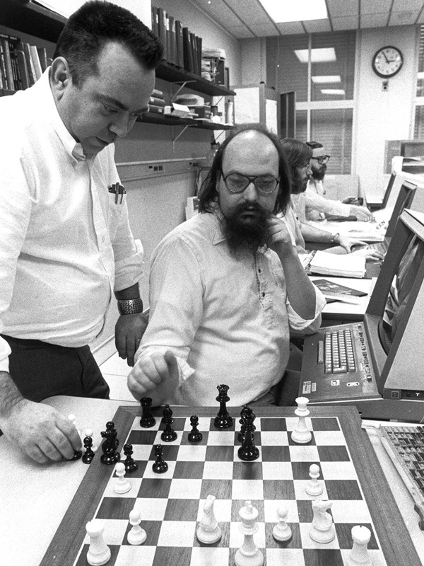 В 1983 году этот компьютер из лабораторий Белла стал первой машиной-гроссмейстером - 2