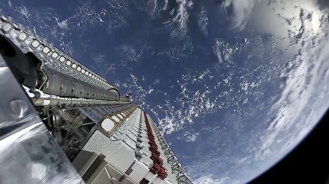 Интернет-спутники SpaceX, выстраивающиеся на орбите Земли, попали на видео - 1