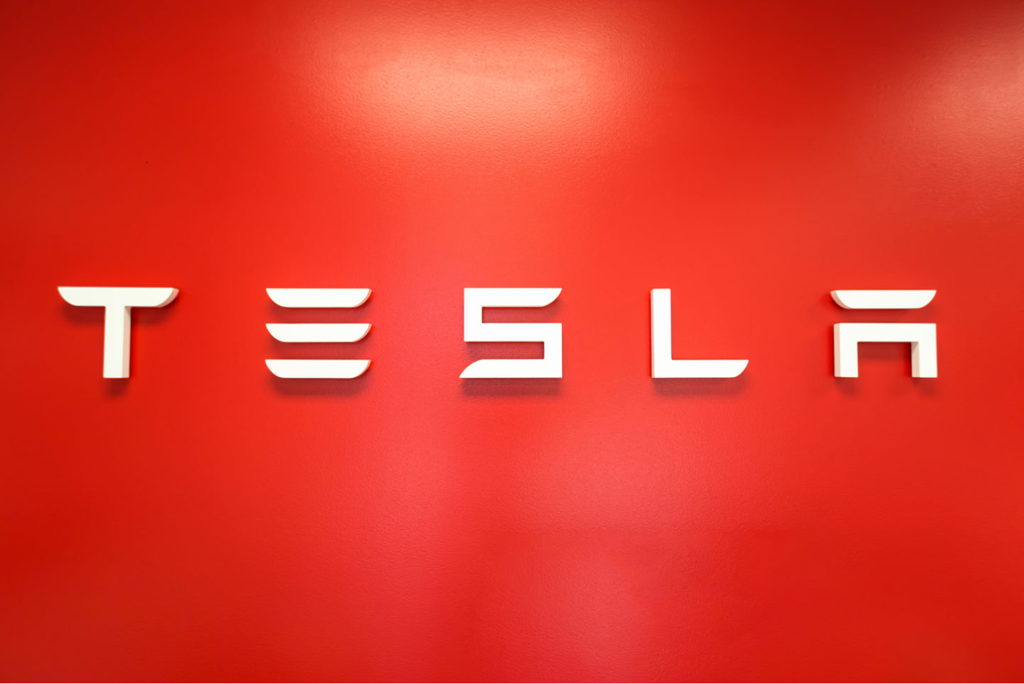 Tesla запрещает сотрудникам жаловаться на компанию в социальных сетях - 1