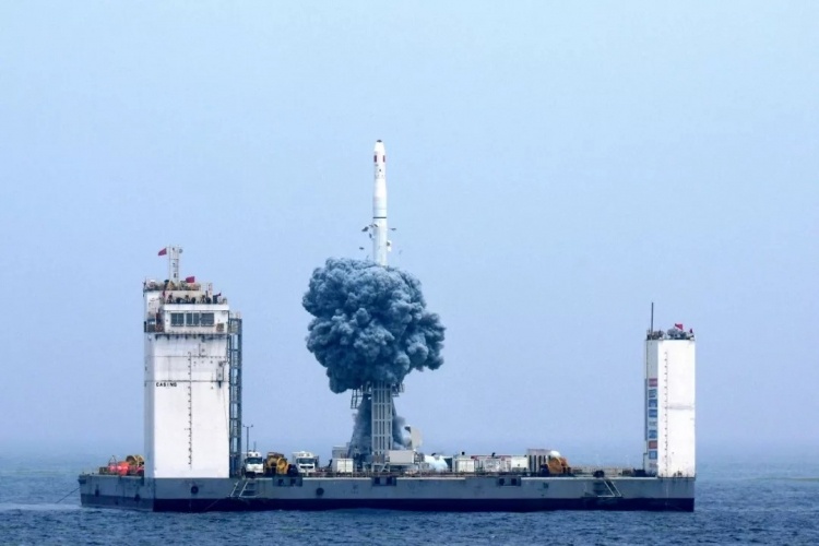 Китай впервые запустил ракету в космос с морской платформы