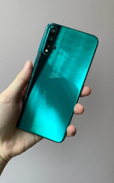 Фотогалерея дня: смартфон Huawei Nova 5 Pro и его 40-ваттное зарядное устройство 