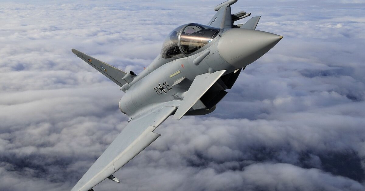 Два истребителя Eurofighter Typhoon столкнулись в небе Германии
