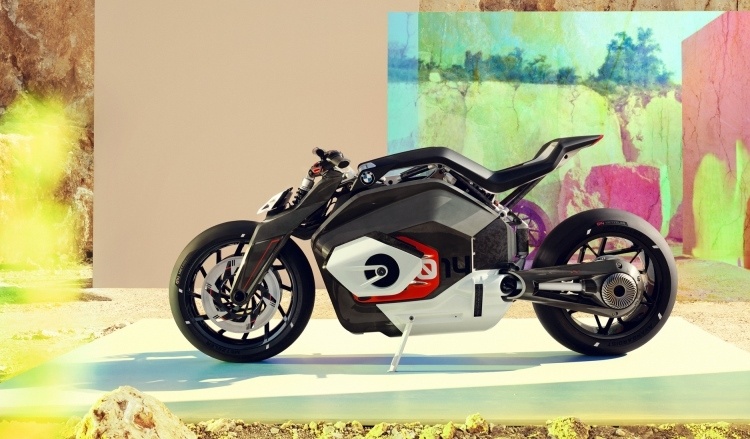 BMW намекает на будущее электрических мотоциклов, демонстрируя концепт Motorrad Vision DC Roadster
