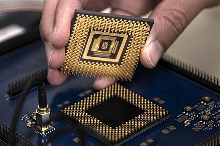 Учёные создали первый рабочий процессор с программируемыми мемристорами