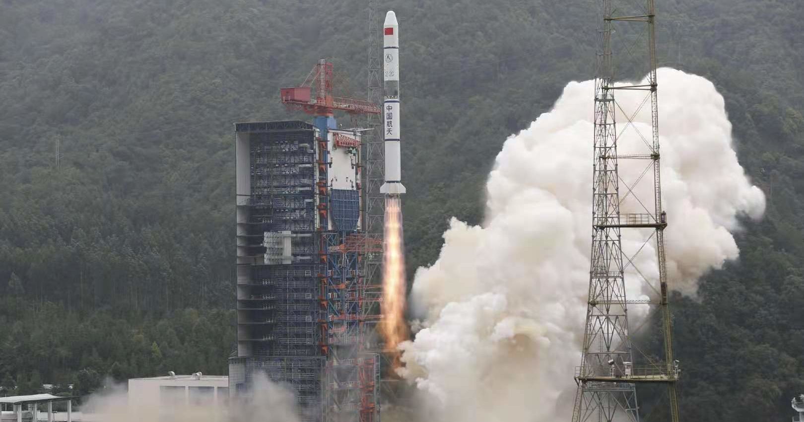 Китай успешно запустил шпионские спутники и контролируемо уронил ракету