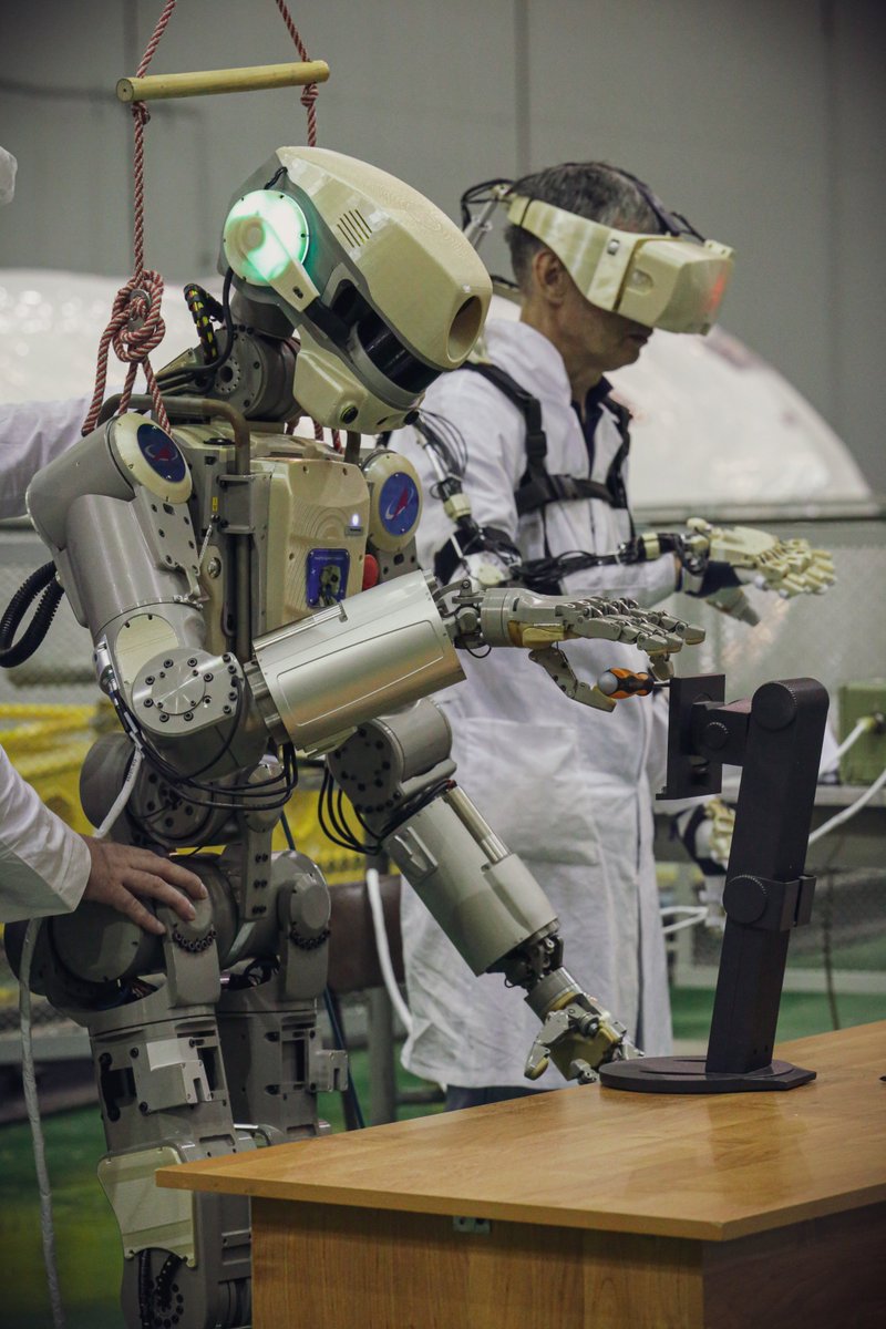 Робот FEDOR (Skybot F-850) учится… открывать бутылку и брать отвертку - 12