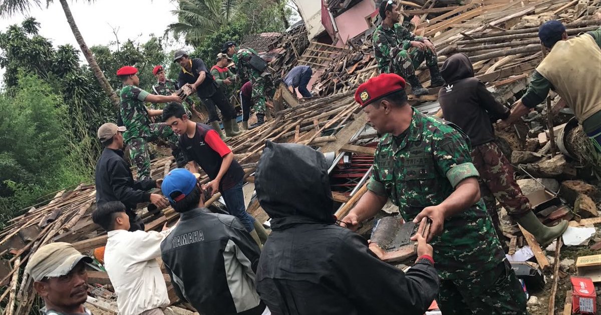 Момент мощного землетрясения в Индонезии попал на видео
