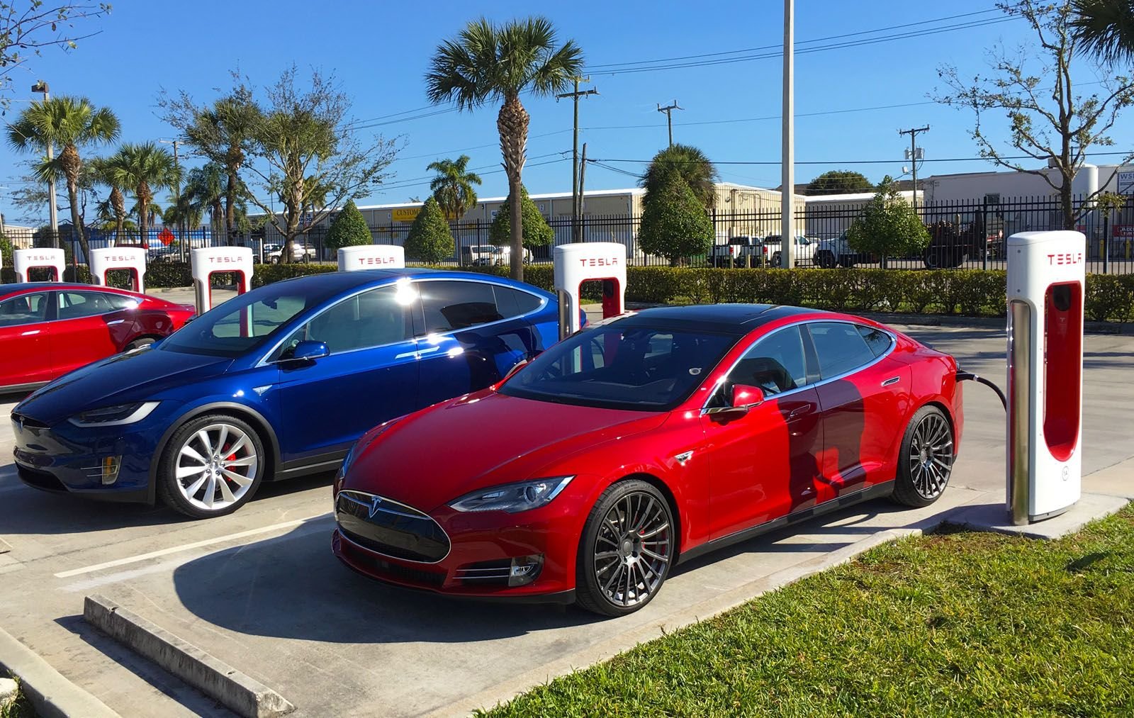 Tesla Model S и Model X можно снова бесплатно заряжать «суперчарджером» - 3